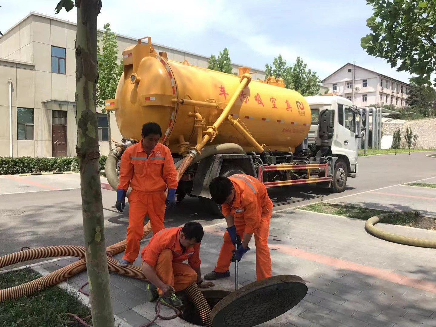 南沙管道疏通车停在窨井附近