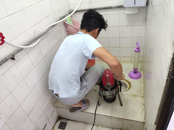 南沙管道堵塞冒臭气 专业师傅现场解决问题